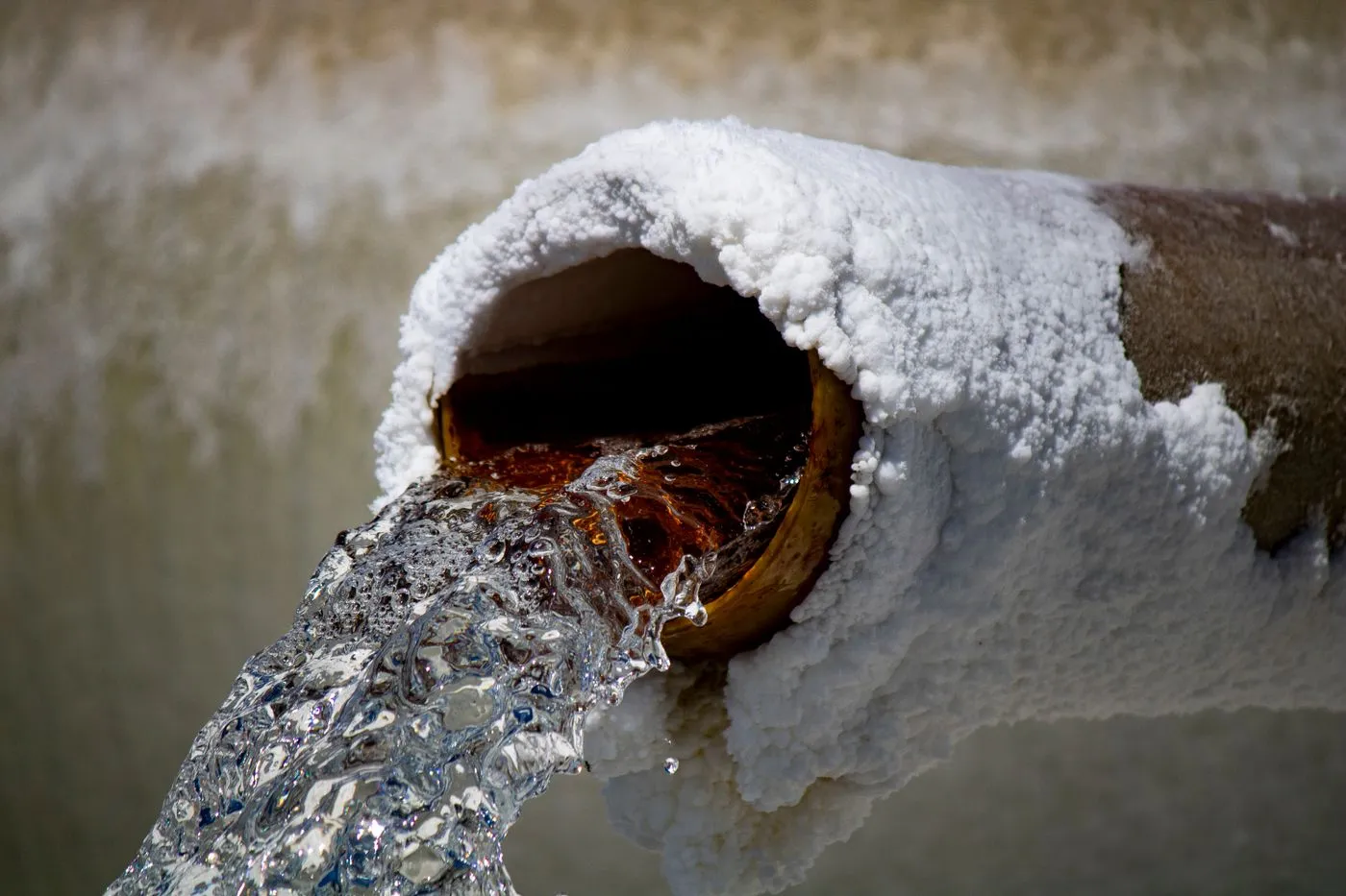 Sortie de conduite prise dans une gangue de calcaire, l’eau s’écoulant encore par l’ouverture réduite